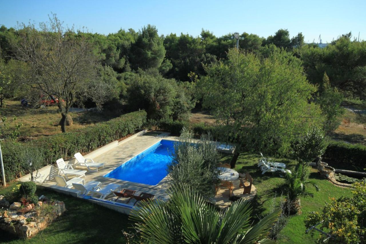 Apartments With A Swimming Pool Pula - 7356 エクステリア 写真