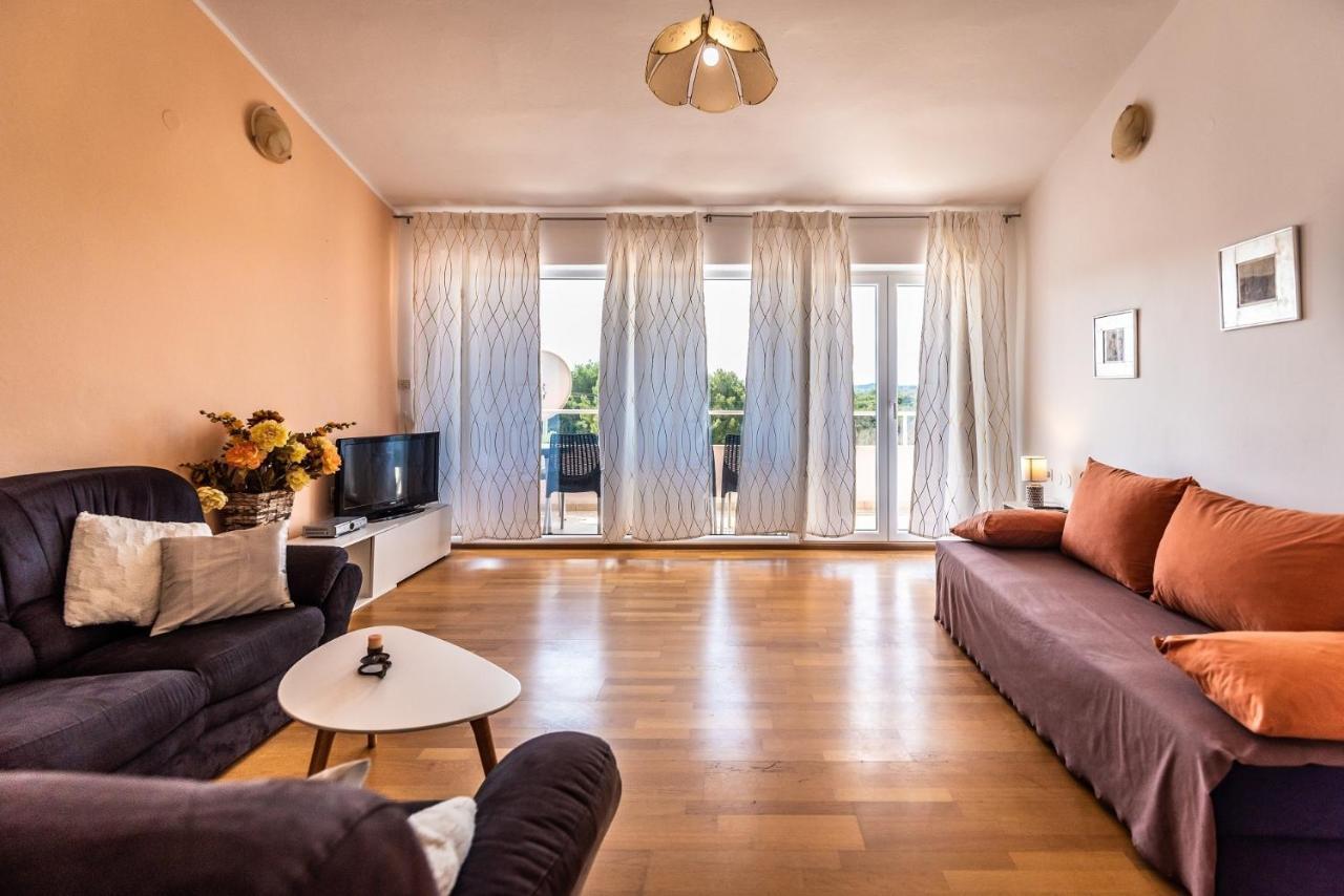 Apartments With A Swimming Pool Pula - 7356 エクステリア 写真