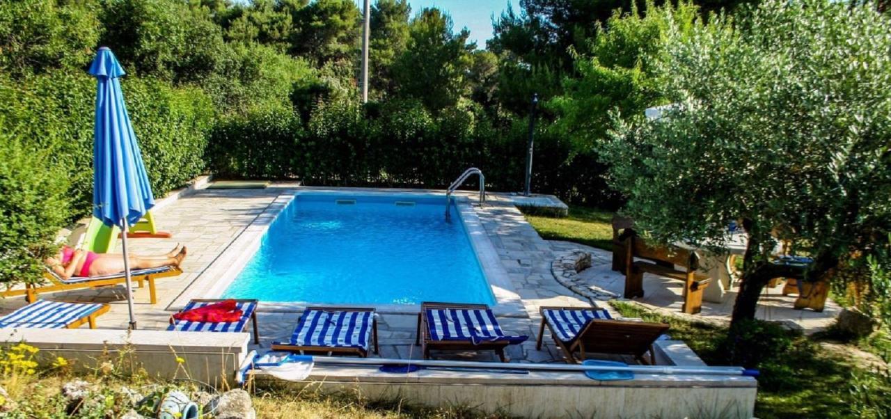 Apartments With A Swimming Pool Pula - 7356 エクステリア 写真