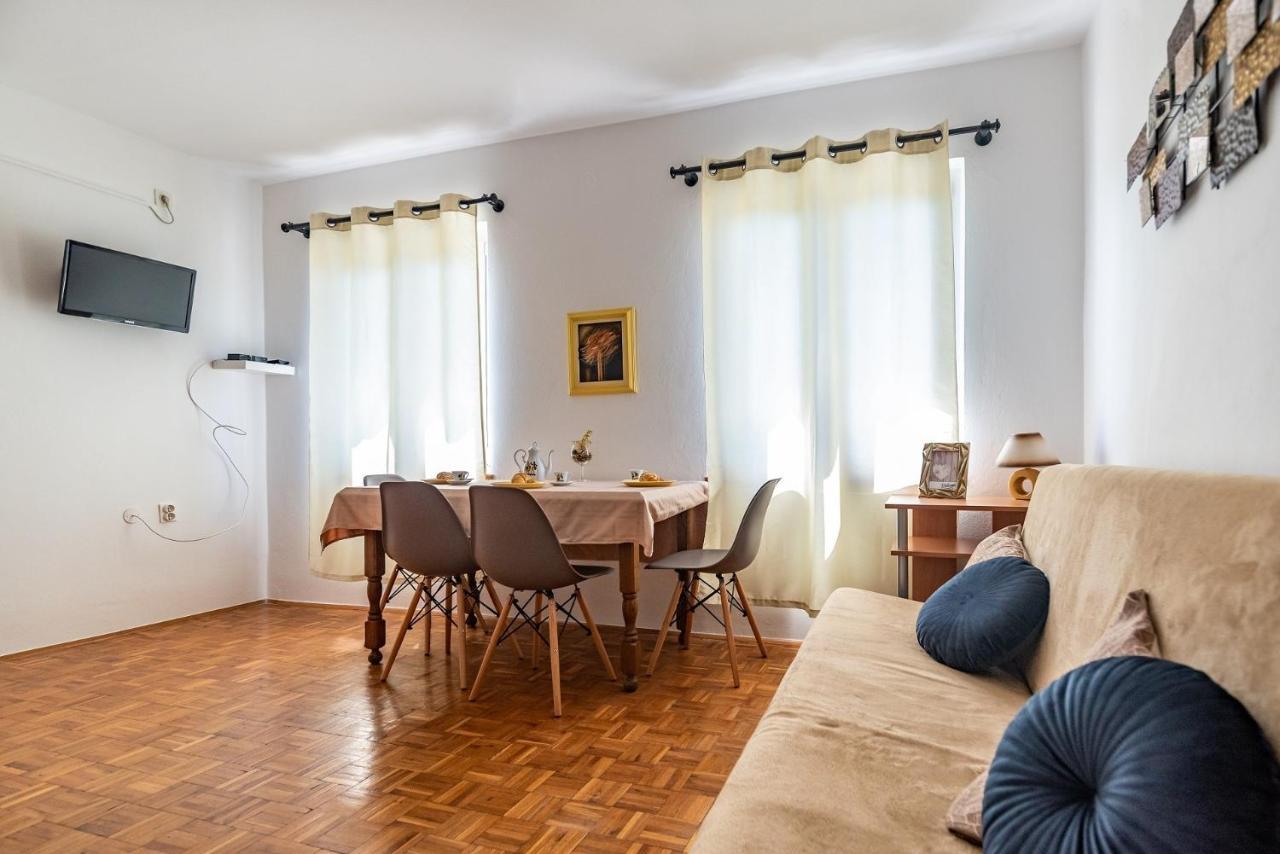 Apartments With A Swimming Pool Pula - 7356 エクステリア 写真